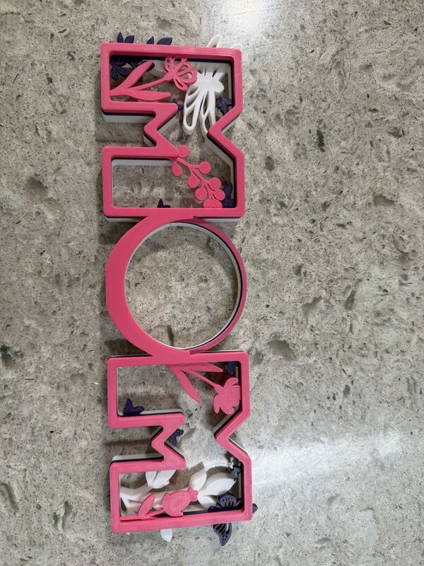 Pink 3D printed MOM sign with floral detail worked into the letters.